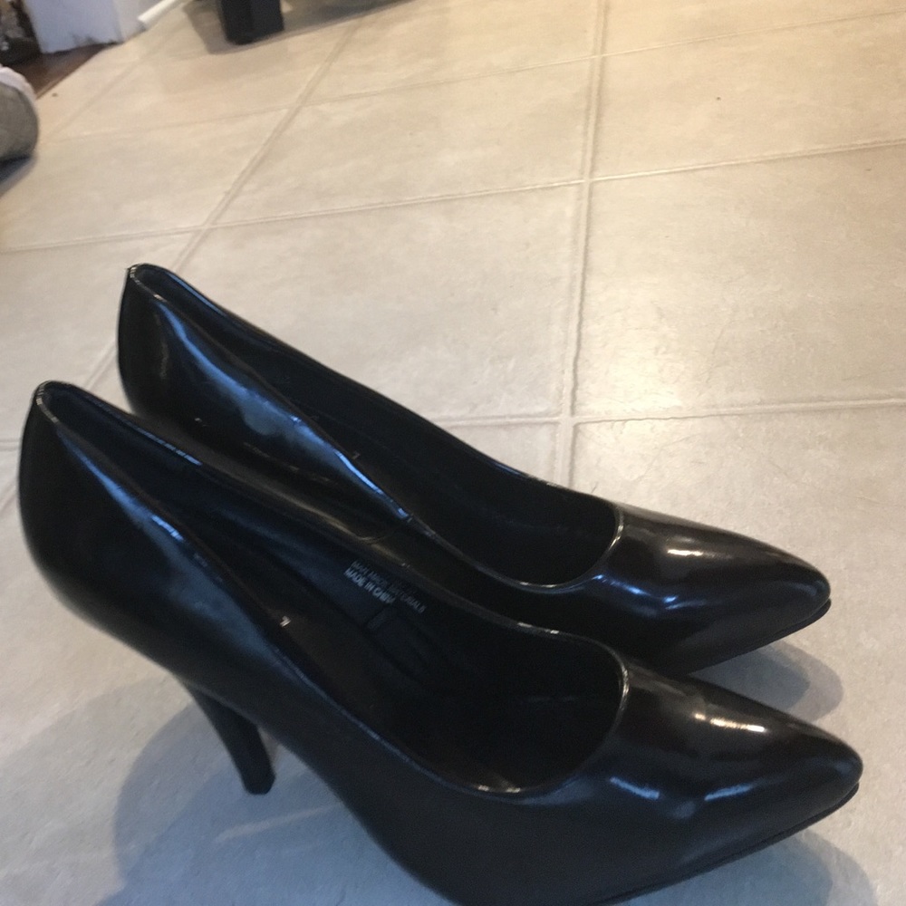Black Wet Seal Pumps